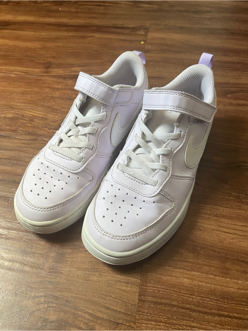 Nike Kids White Sneakers with Light Purple Pull Tab